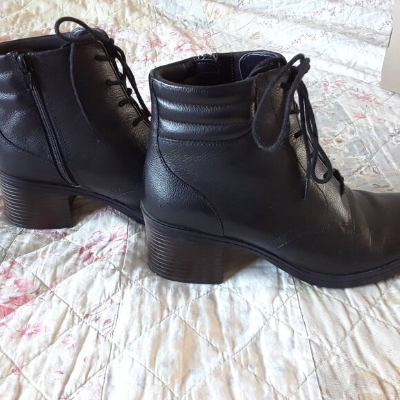 NWOT Clarks Hollis Jasmine Black Leather Boots NEW - Picture 16 of 16